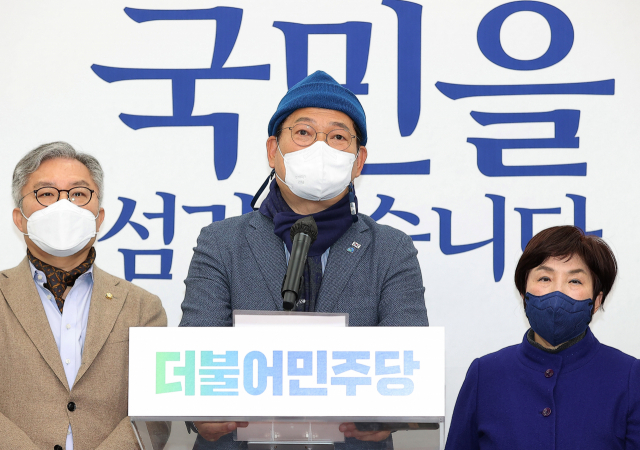 더불어민주당 송영길 대표가 10일 오후 서울 여의도 국회에서 열린 기자회견에서 대표직 사퇴의사를 밝히고 있다. 이날 민주당 지도부는 대선 패배에 책임을 지고 총사퇴를 하기로 했다. 연합뉴스