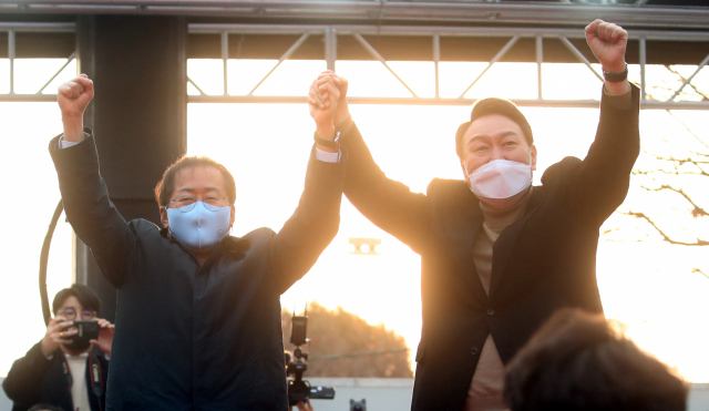 국민의힘 윤석열 대선 후보가 4일 대구 달서구 두류공원에서 홍준표 의원과 함께 지지를 호소하고 있다. 연합뉴스