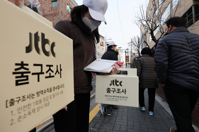 제20대 대통령선거 투표일인 9일 오전 서울 송파구의 한 투표소에서 jtbc 출구조사원들이 출구조사를 하고 있다. 연합뉴스