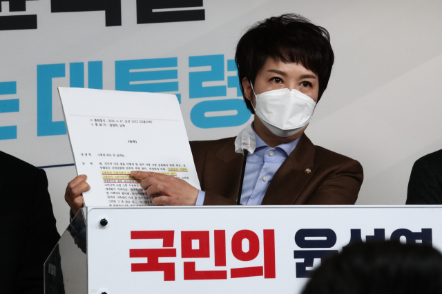 국민의힘 김은혜 공보단장이 28일 서울 여의도 중앙당사에서 기자회견을 열고 정영학 회계사와 남욱 변호사의 녹취록 발언 내용을 공개하고 있다. 연합뉴스