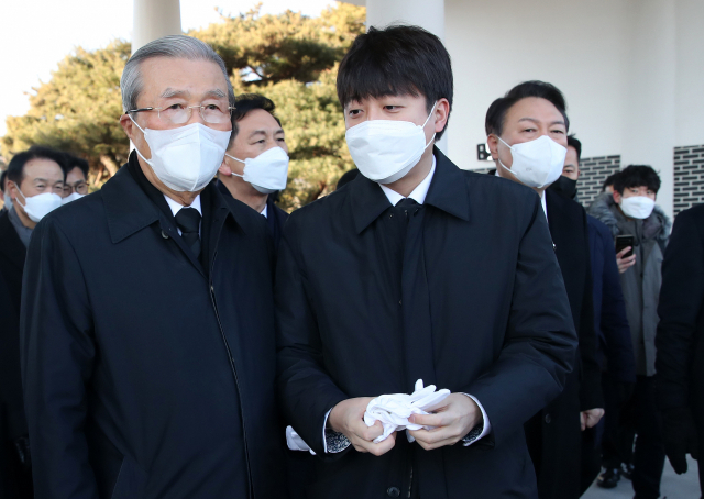 김종인 전 국민의힘 총괄선대위원장과 이준석 대표가 지난 1월 오전 서울 동작구 국립서울현충원을 참배한 뒤 대화하고 있다. 오른쪽은 윤석열 당선인. 연합뉴스