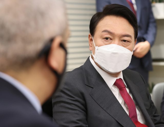 윤석열 대통령 당선인이 11일 오후 서울 여의도 국민의힘 당사에 마련된 당선인 사무실에서 크리스토퍼 델 코소 주한 미국대사대리를 접견하고 있다. 연합뉴스
