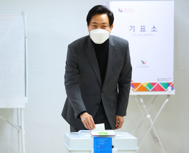 제20대 대선 사전투표 둘째 날이었던 지난 5일 오전 오세훈 서울시장이 광진구 자양 제3동 주민센터에 마련된 사전투표소에서 투표하고 있다. 연합뉴스