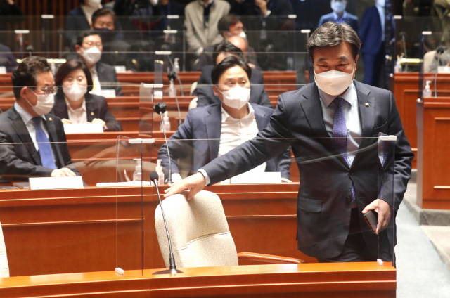 더불어민주당 윤호중 비상대책위원장이 11일 오후 서울 여의도 국회에서 열린 의원총회에 참석하고 있다. 연합뉴스
