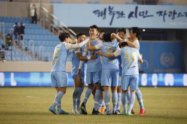 대구FC 에드가가 11일 성남FC와 홈 경기에서 동점골을 넣은 후 동료들과 포용하고 있다. 대구FC 제공