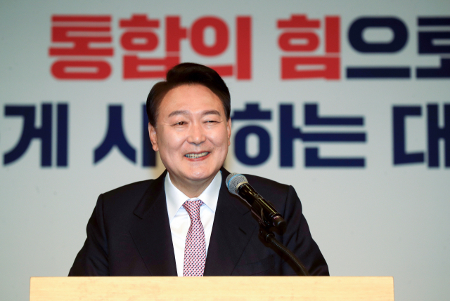 윤석열 대통령 당선인이 10일 오전 서울 여의도 국회에서 당선 인사 기자회견을 하고 있다. 연합뉴스