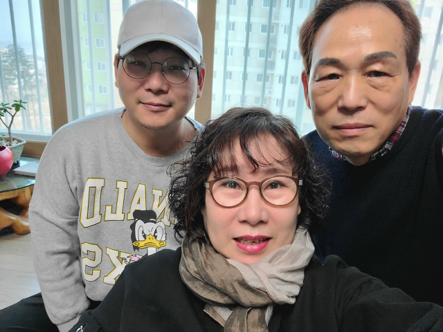 수성대 사회복지과 신입생인 권지수(61‧대구 달성군 옥포읍·가운데) 씨와 남편 배영근(66) 씨, 아들 배병주(38) 씨 등 일가족 3명. 수성대 제공