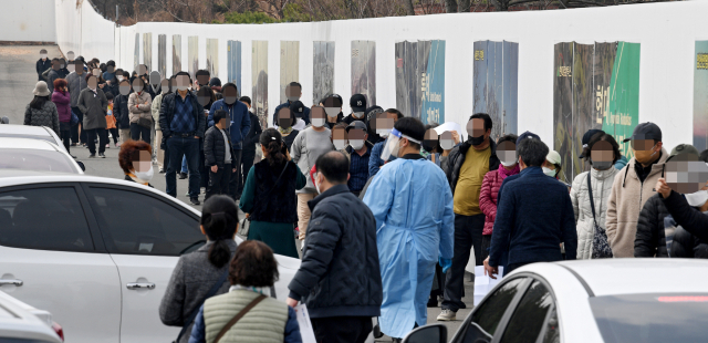 전국 코로나19 신규확진자가 38만명을 넘어서며 역대 최대치를 기록한 12일 오전 대구 달서구 두류정수장 코로나19 임시선별검사소에서 시민들이 PCR검사를 받기 위해 긴 줄을 서고 있다. 김영진 기자 kyjmaeil@imaeil.com