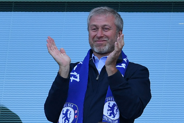 지난 2003년부터 약 20년간 잉글랜드 프리미어리그(EPL) 첼시 FC의 구단주였던 러시아 재벌 로만 아브라모비치가 2일(현지시간) 구단의 매각 의사를 발표했다. 우크라이나를 침공한 블라디미르 푸틴 러시아 대통령의 측근으로 알려진 그는 이번 결정을 두고 