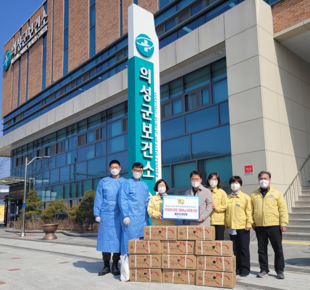 대한한돈협회 의성군지부는 의성군 보건소에 의성마늘포크를 지원하고, 기념 사진을 촬영하고 있다. 의성군 제공
