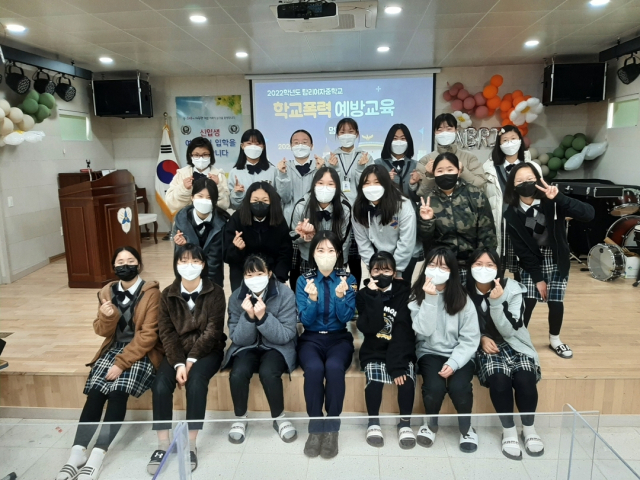 경북 의성경찰서는 금성면 탑리여중에서 학교 폭력과 디지털 성범쥐 예방 등에 대한 교육을 하고 학생들과 기념 사진을 촬영했다. 의성경찰서 제공