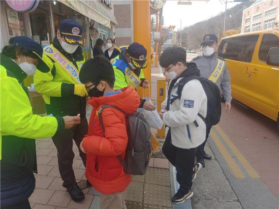 대한노인회 경북연합회 회원들이 지난 7일부터 학교 주변 범죄취약지역에서 아동안전지킴이 활동을 펴고 있다. 대한노인회 경북연합회 제공
