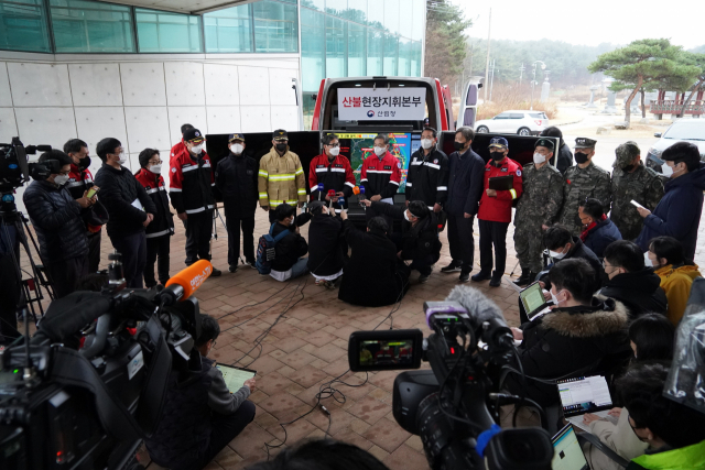 13일 경북 울진군 죽변면 산불현장통합지휘본부에서 최병암 산림청장과 유관기관 관계자들이 경북 울진 및 강원 삼척 주불 진화 완료 선언을 하고 있다. 연합뉴스