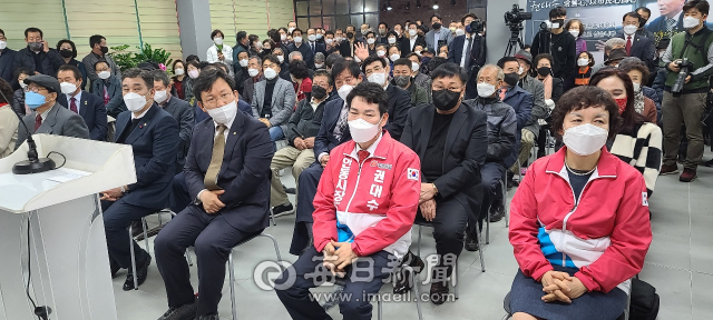 지역구 김형동(앞줄 오른쪽 세 번째) 국회의원이 13일 권대수 안동시장 예비후보의 선거사무실 개소식에 참석했다. 엄재진 기자