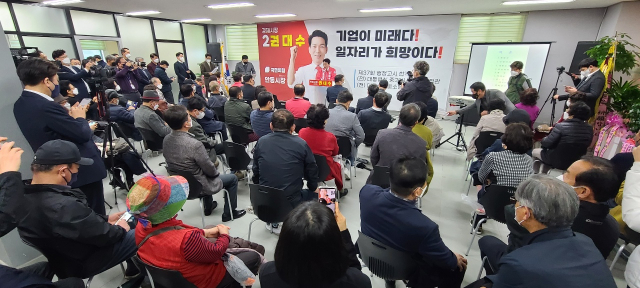 권대수 전 대구경북중소벤처기업청장은 13일 안동시 당북동사거리 버버리찰떡 4층에 마련한 선거사무소 문을 열고 오는 6.1지방선거 안동시장에 출마할 것을 공식 선언했다. 엄재진 기자