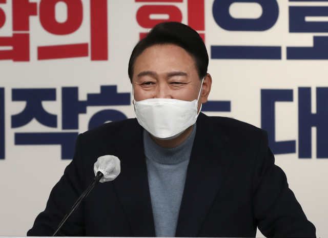 윤석열 대통령 당선인이 13일 오후 서울 여의도 국민의힘 당사에서 대통령직인수위원회 위원장 및 부위원장 인선 결과를 발표한 뒤 취재진의 질문에 답하고 있다. 연합뉴스