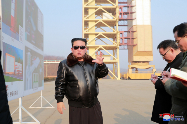 북한 김정은 국무위원장이 대륙간탄도미사일(ICBM)로 전용 가능한 장거리 로켓을 발사할 수 있는 서해위성발사장을 현지지도 했다고 조선중앙통신이 11일 보도했다. [국내에서만 사용가능. 재배포 금지. For Use Only in the Republic of Korea. No Redistribution] 연합뉴스