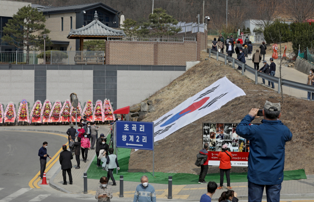 12일 오전 대구 달성군 유가읍 박근혜 전 대통령 사저가 휴일 구경 인파로 붐비고 있다. 김영진 기자 kyjmaeil@imaeil.com