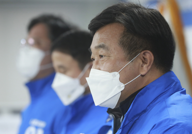 더불어민주당 윤호중 원내대표가 6일 오전 서울 여의도 중앙당사에서 대장동진상규명 특검수사 반대하는 국민의힘 규탄 기자회견을 하고 있다. 연합뉴스