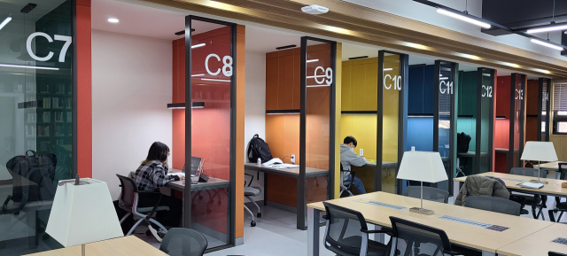 영진전문대 도서관 내 1인 학습공간인 캐럴(Carrels). 영진전문대 제공