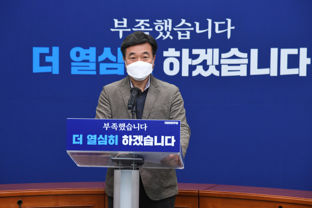 더불어민주당 윤호중 비상대책위원장이 13일 국회 당 대표실에서 