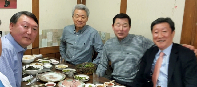 윤석열 대통령 당선인이 대구고검 근무 시절 수성구 지산동 한 식당에서 가진 모임. 왼쪽부터 윤석열 당선인, 천보성 전 삼성 라이온즈 유격수, 배대웅 전 삼성 라이온즈 2루수, 차순도 메디시티대구 협의회장.