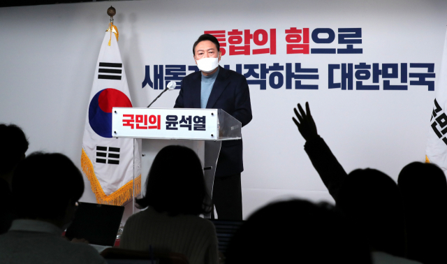 윤석열 대통령 당선인이 13일 오후 서울 여의도 국민의힘 당사에서 대통령직인수위원회 위원장 및 부위원장 인선 결과를 발표한 뒤 취재진의 질문을 받고 있다. 연합뉴스