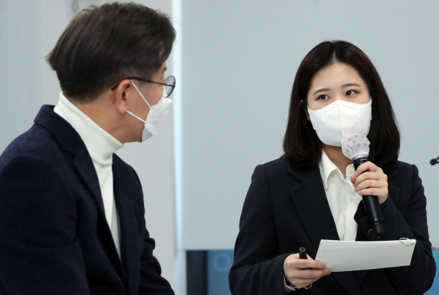 더불어민주당 공동 비상대책위원장으로 임명된 박지현 전 선대위 여성위원회 부위원장. 사진은 박 공동위원장이 지난 2월 9일 이재명 대선 후보와 디지털 성범죄 근절을 위한 대담을 하는 모습. 연합뉴스