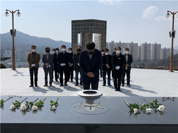 대구경북과 경남울산, 광주전남, 제주 등 4개 지역 기자협회 및 한국기자협회 임직원은 지난 12일 경남 창원시 마산회원구 국립3·15민주묘지를 찾아 참배했다. 대구경북기자협회 제공