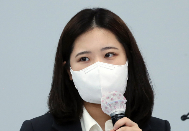더불어민주당 공동 비상대책위원장으로 임명된 박지현 전 선대위 여성위원회 부위원장. 사진은 박 공동위원장이 지난 2월 9일 이재명 대선 후보와 디지털 성범죄 근절을 위한 대담을 하는 모습. 연합뉴스