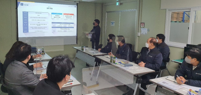 구미시, 방위사업청 방산기업원스톱지원센터, 구미국방벤처센터 관계자들이 방위산업 중소기업 현장 소통 간담회를 갖고 있다. 구미시 제공