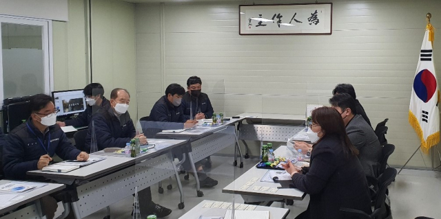 구미시, 방위사업청 방산기업원스톱지원센터, 구미국방벤처센터 관계자들이 방위산업 중소기업 현장 소통 간담회를 갖고 있다. 구미시 제공