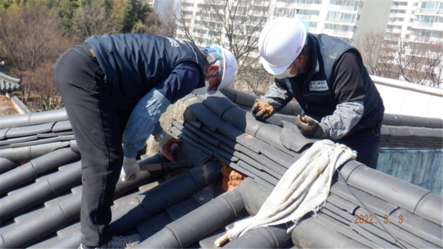 문화재 돌봄사업 담당자들이 기와보수 작업을 하고 있다. 대구시 제공