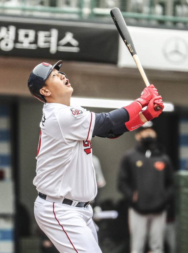 14일 오후 부산 사직구장에서 열린 프로야구 한화와 롯데의 시범경기. 4회 말 롯데 이대호가 플라이볼을 치고 있다. 연합뉴스