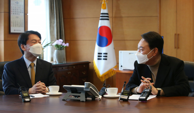 윤석열 대통령 당선인이 14일 오전 서울 종로구 통의동 금융감독원 연수원 집무실에서 열린 인수위 티타임에서 안철수 인수위원장과 대화하고 있다. 연합뉴스