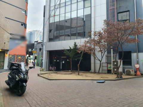 동성로 구 대구백화점 맞은편 ○○○ 골목. 인근 상인에 따르면 이곳에서 청소년 흡연이나 집단 폭행이 종종 발생한다. 배주현 기자