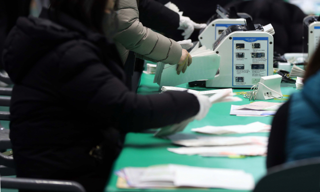 제20대 대통령 선거일인 9일 오후 경남 창원시 마산회원구 마산실내체육관에 마련된 개표소에서 개표가 진행되고 있다. 연합뉴스