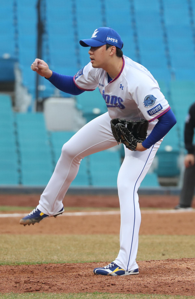 14일 대구 삼성라이온즈파크에서 열린 KBO리그 시범경기 삼성과 KIA의 경기. 마운드에 오른 삼성 최충연이 역투하고 있다. 연합뉴스