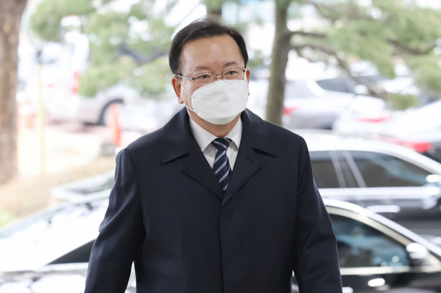 김부겸 국무총리가 14일 오전 정부서울청사로 출근하고 있다. 이날 윤석열 대통령 당선인 측은 새 정부 첫 국무총리로 김부겸 현 총리의 유임을 검토한다는 보도와 관련,