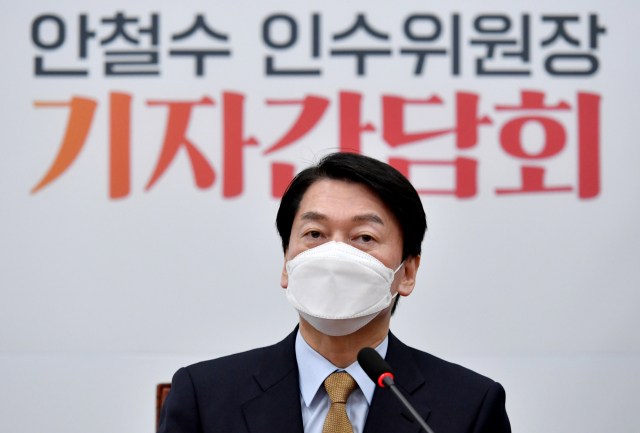안철수 대통령직인수위원회 위원장이 14일 서울 여의도 국회에서 열린 기자간담회에서 취재진의 질문에 답하고 있다. 연합뉴스