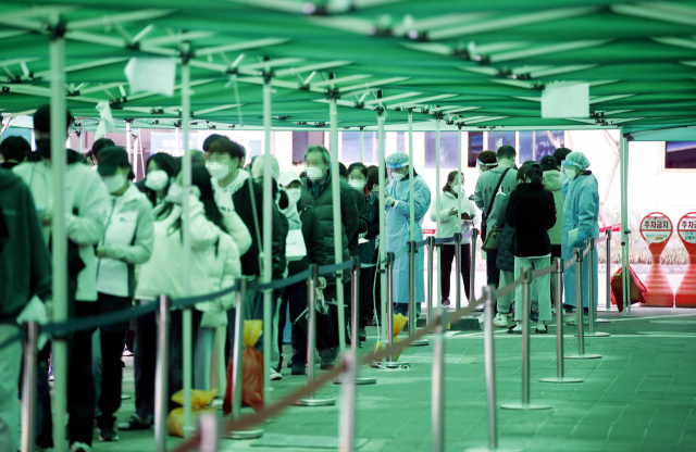 14일 오후 광주 북구 상시선별진료소에 코로나19 PCR 검사를 받으려는 시민들의 방문이 이어지고 있다. 연합뉴스