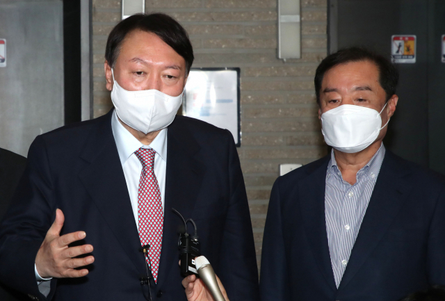 윤석열 대통령 당선인은 14일 대통령직 인수위원회 산하 지역균형특별위원장에 김병준 전 자유한국당 비상대책위원장을 임명했다. 사진은 지난해 12월 3일 서울 여의도 당사에서 비공개 선대위 회의를 마치고 기자들의 질문에 답하고 있는 모습. 연합뉴스