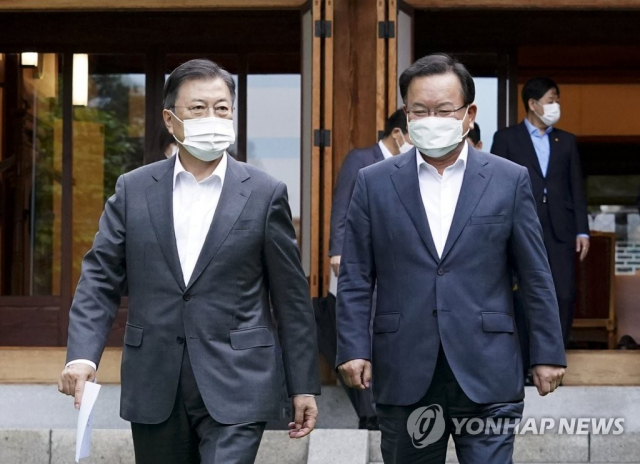 문재인 대통령과 김부겸 국무총리. 연합뉴스 자료사진.