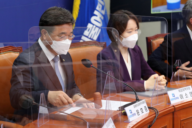 더불어민주당 윤호중 비상대책위원장이 14일 오전 국회에서 열린 비상대책위원 회의에서 의사봉을 두드리고 있다. 연합뉴스