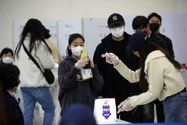 제20대 대통령 선거 사전투표 첫날인 4일 오후 광주 북구 용봉동 사전투표소에서 첫 대선 투표에 참여한 유권자들이 기념사진을 찍으며 투표하고 있다. 연합뉴스