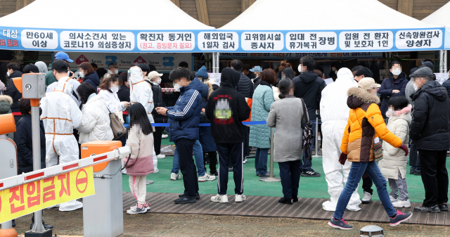 15일 오전 서울 송파구 송파구보건소 코로나19 선별진료소가 PCR과 신속 항원 검사를 받으려는 시민들로 붐비고 있다. 연합뉴스