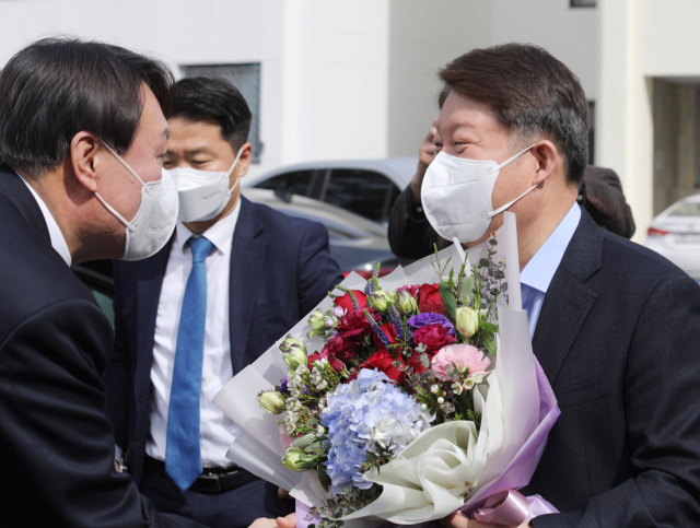 지난해 3월 3일 오후 대구고·지검을 방문한 윤석열(왼쪽) 당시 검찰총장이 자신을 응원하러 온 권영진 대구시장으로부터 꽃다발을 받고 있다. 권영진 대구시장 페이스북