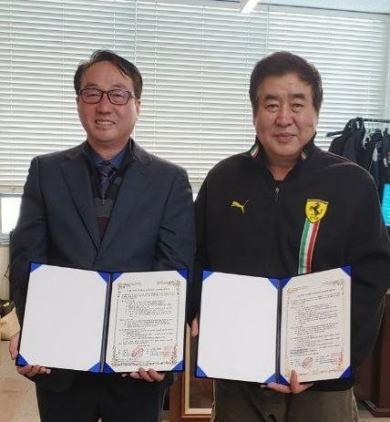 박승안(왼쪽) ㈜알엔씨 대표가 이원익 그룹TK 회장과 상호협력 MOU를 체결하고 있다. 한국산업단지공단 제공