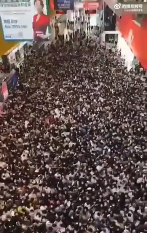 지난 11일(현지시각) 중국 광저우시 파저우 컨벤션센터에서 4만 9천여 명의 관객들이 수시간 동안 갇힌 채 PCR검사를 받았다. 사진 웨이보 캡처
