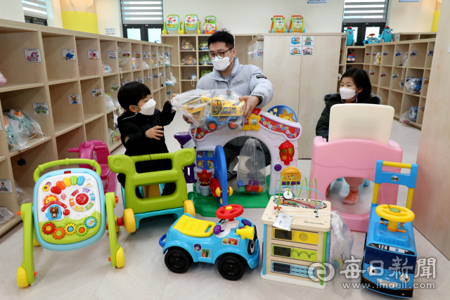 15일 대구 달서구 유천동행정복지센터 내 장난감도서관에서 한 가족이 대여할 장난감을 고르고 있다. 달서구청 관계자는 장난감 210종, 1천250점을 만 5세 이하 가정이면 누구나 이용 가능하며, 최대 14일간 대여할 수 있다고 밝혔다. 정운철 기자 woon@imaeil.com